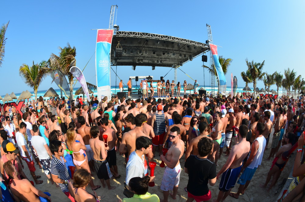 Zur Party am Strand von Cancun fliegen